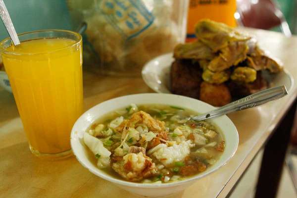 Soto Yosep: Kenikmatan Soto yang Menggigit Jiwa di Jantung Cilacap